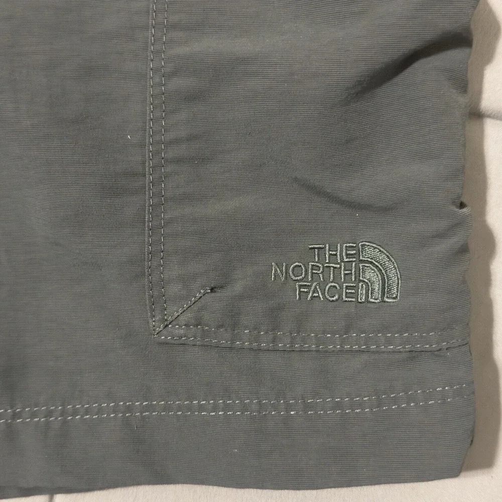 THE‎ NORTH FACE Hiking Cargo Shorts Mens Size 40 Gray Pockets Button Snap